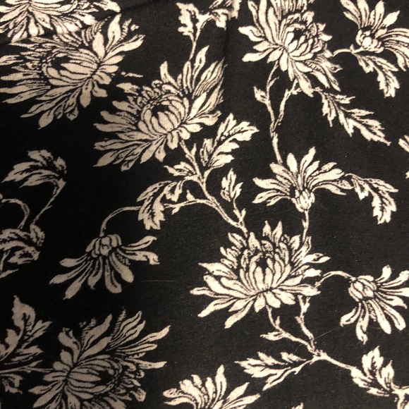 Jacqueline Conoir Blk w/Wh Floral Halter Top - Picture 6 of 8